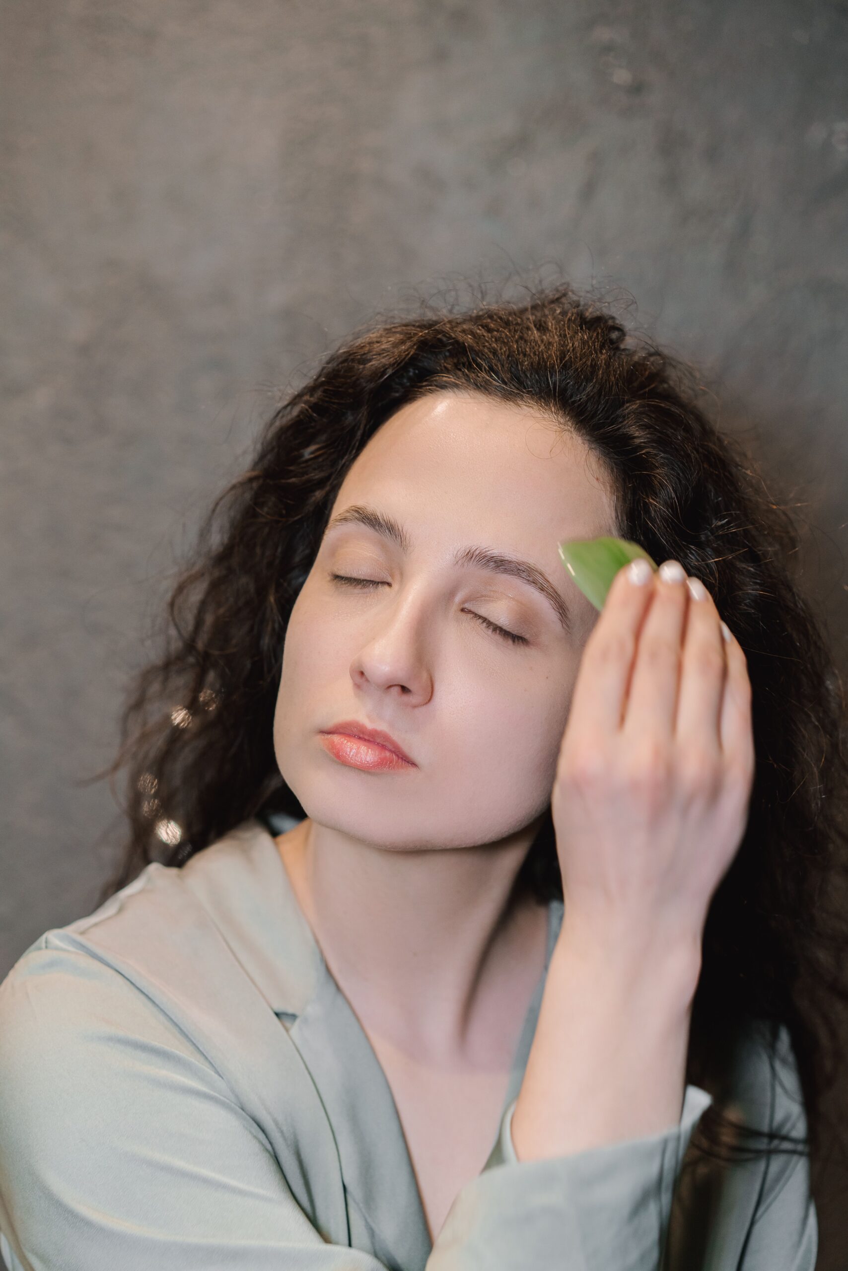 femme applique aloe vera